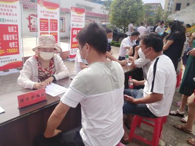 咸安：党员结对帮扶 助群众家门口就业  