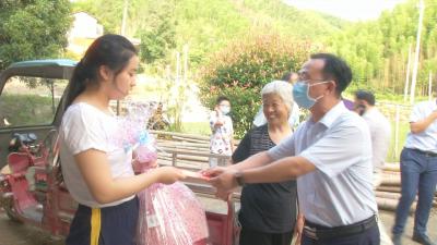 民盟咸安总支同心教育服务团开展关爱留守儿童活动