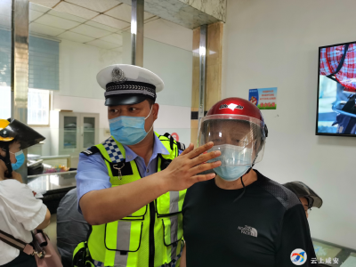咸安交警对电动自行车车主进行再集中教育