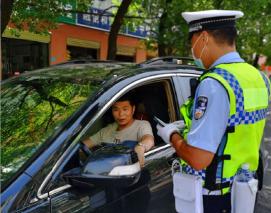 咸安交警开展“一盔一带”专项整治行动