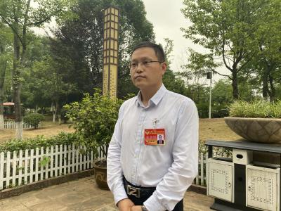 【“两会”声音】区政协委员母连锦：政府要给种植中药的企业一些配套设施
