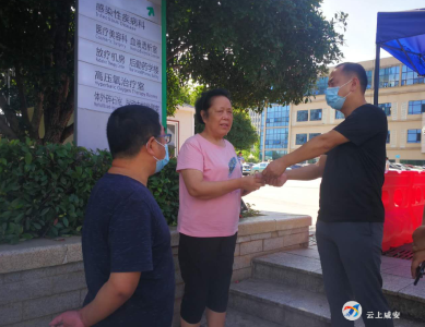 官埠社区：心系困难群众送温暖