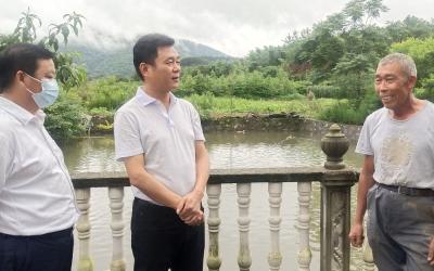 魏朝东走访慰问老党员和困难党员