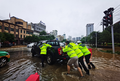   “皮卡车”抛锚，交警推车“暖人心”
