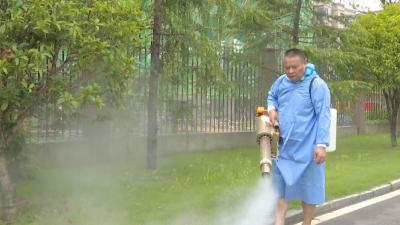 志愿者义务为汛情消毒