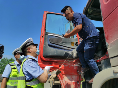 咸安交警开展夏季国省道交通秩序整治行动，助推“减量控大”取得成效