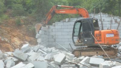 铁腕打击  咸安拆除违法建筑1000平方米