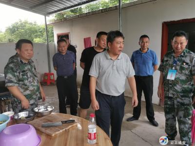 李文波看望慰问防汛一线干部群众