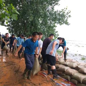 风雨同舟 勇战洪魔 ——咸安区人社局抗洪抢险在一线 