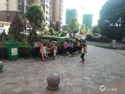 小区装上便民椅    业主笑开颜