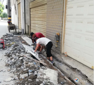 美化环境修沟渠 齐心协力共创文