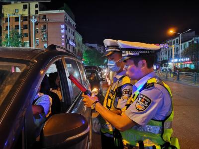 咸安交警开展全区夏季夜查酒驾醉驾行动