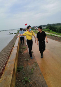 徐小兵到咸安督查防汛工作