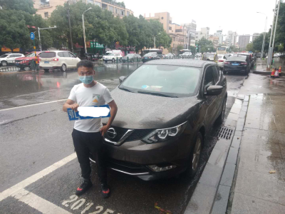 咸安交警：水中捡车牌    归还暖人心