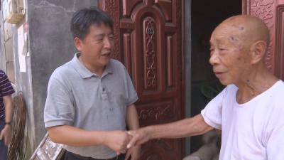 咸安区领导走访慰问老党员