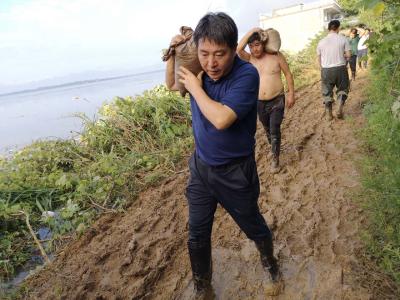  V视丨斧头湖泉水湖围垸突现一4米长溃口 李文波带领干群奋战6小时成功处置险情