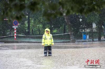 往年“哗啦啦”，今年“轰隆隆”，南方暴雨为何这么猛？