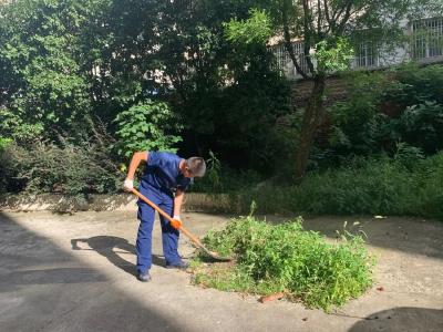 包保单位进社区 共创文明城