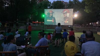 红色电影进小区 点亮居民夜生活