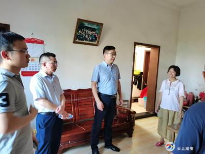 包保单位进社区   携手共创文明城