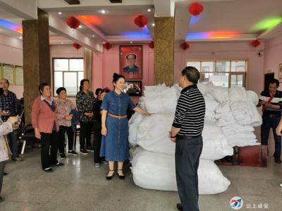 汀泗桥镇：社会组织开展“关爱老人”志愿捐赠活动