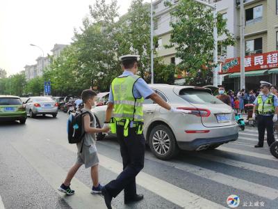 开学第一天，咸安交警护航保平安