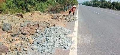 向阳湖镇：整治道路堆放渣土乱石怪象