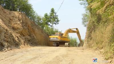 村民自筹资金 盼望拓宽“小康路”