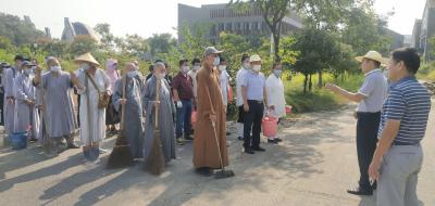 齐参与 共创文 区民宗局开展环境卫生大扫除活动