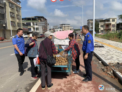 咸安城管重拳出击 清除市容顽疾