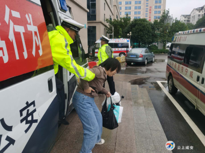 女子突发疾病，咸安交警及时相助