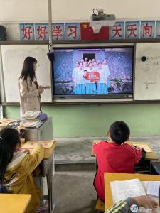 咸安区开展人口普查“中小学生一堂课”宣传活动