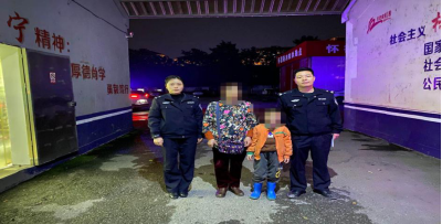 七岁小孩赌气离家 咸安民警耐心劝说送其回家