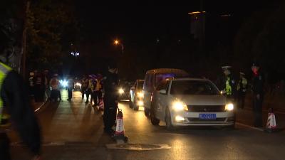 咸安交警积极开展秋冬季统一夜查行动