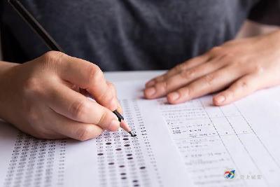 “冒名顶替上大学”拟入刑 专家：对背后违规链条深挖到底