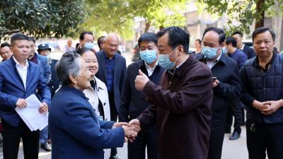 王远鹤在咸安区调研“创文”工作时要求：加大改造力度，建立长效机制