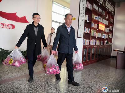 栗林村携手爱心企业为困难群众送温暖