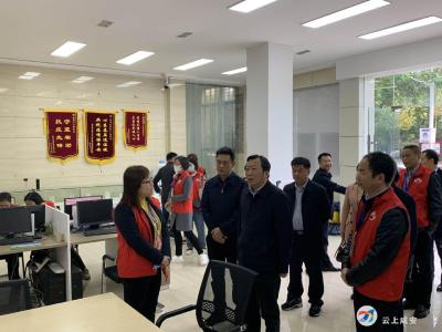 咸宁市区领导参加第七次人口普查现场登记活动