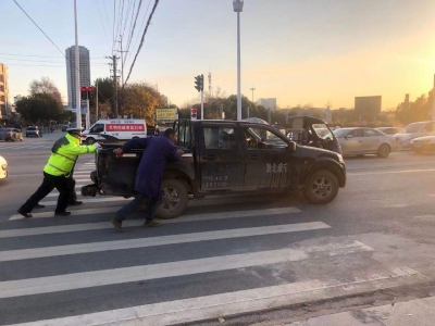 暖心！咸安交警及时救助抛锚小车
