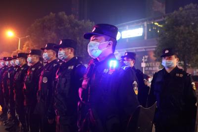 咸安开展夜间清查行动 查处各类违法行为30余起