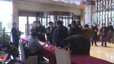 政协委员向政协咸安五届六次会议报道
