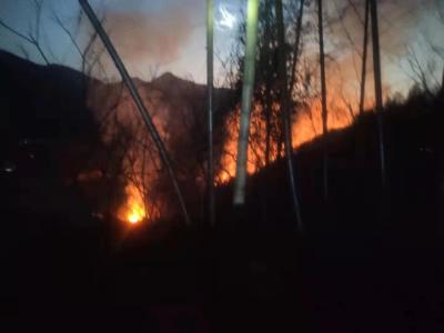 突发山火 紧急抢修保通信