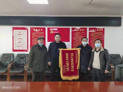 老旧小区改造暖民心 居民感谢送锦旗