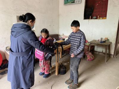 向阳湖镇：关爱儿童送书包，让这个寒冬不再寒冷