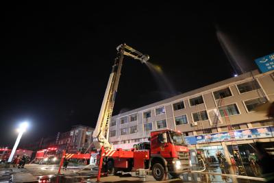 咸安区组织开展“三合一”市场夜间灭火救援演练