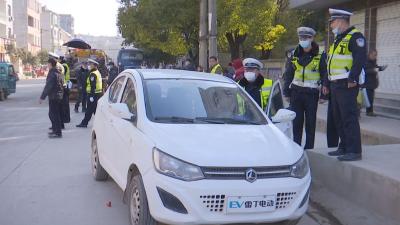 交警大队联合马桥镇开展为期一个月的车辆停放乱象整治行动