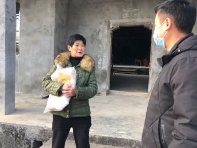 汀泗桥镇开展困境儿童“冬日送暖”活动