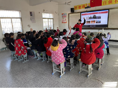 寒冬再送温暖，歌声温暖童心