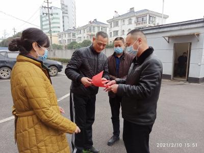 温泉街道为就地过年员工送温暖