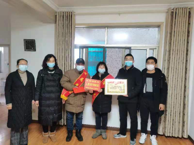 一人立功、全家光荣，温泉街道办事处为立功受奖现役军人家属送喜报